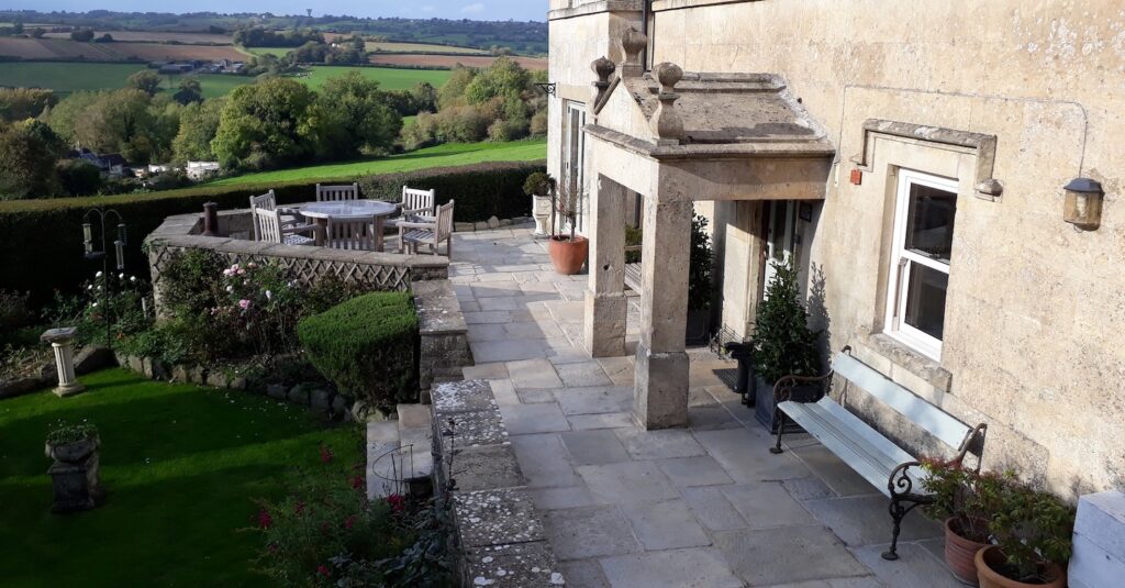 Top 10 Paving Ideas for Traditional Gardens